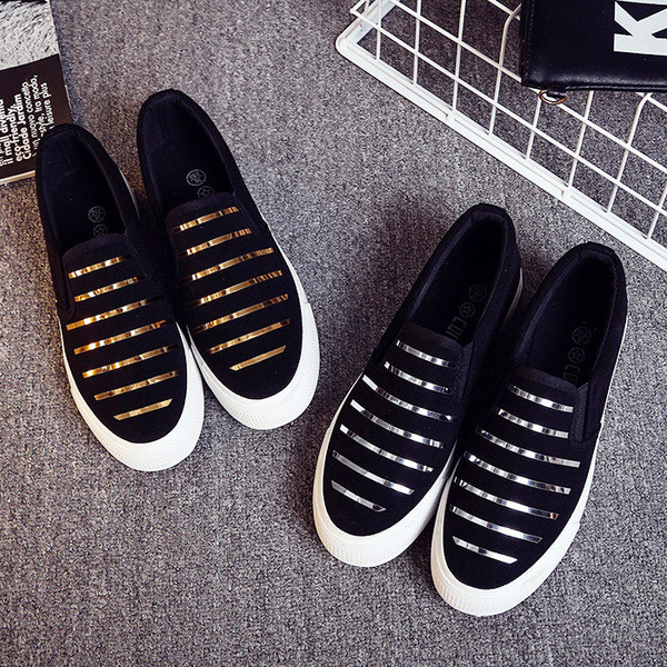 Есенни дамски мокасини в черен цвят с лъскави ленти