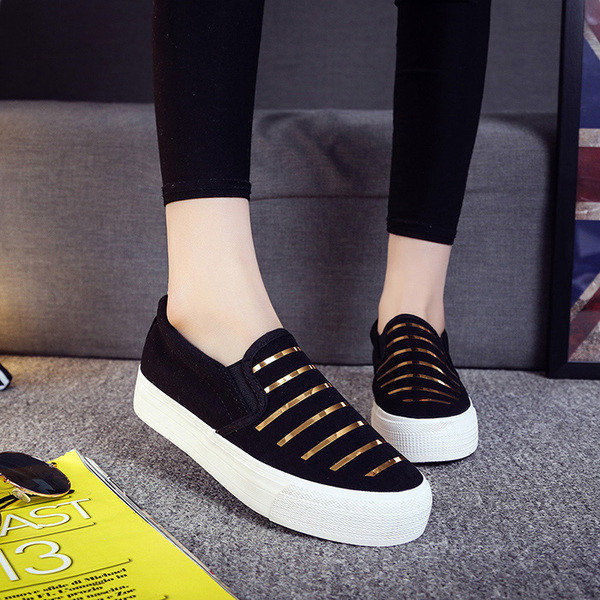 Есенни дамски мокасини в черен цвят с лъскави ленти