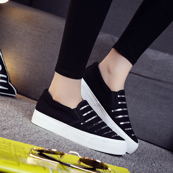 Есенни дамски мокасини в черен цвят с лъскави ленти