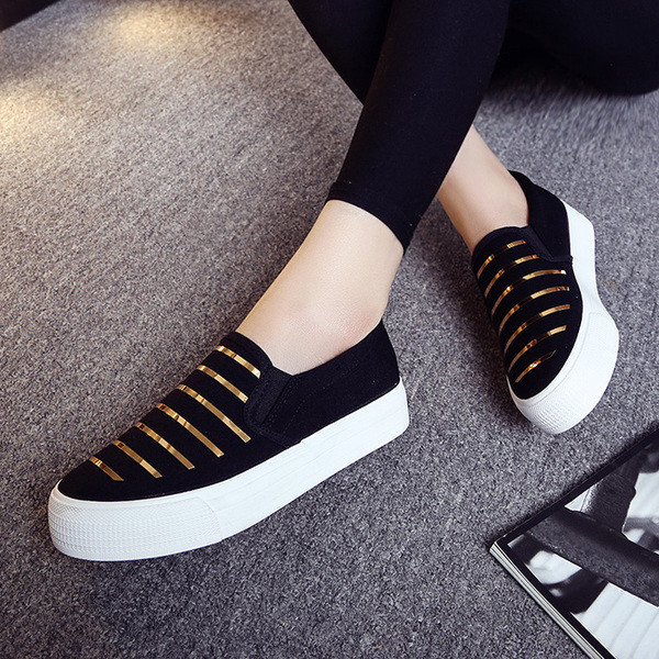 Есенни дамски мокасини в черен цвят с лъскави ленти