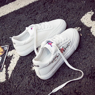 Есенни дамски кецове в бял и черен цвят с флорални елементи