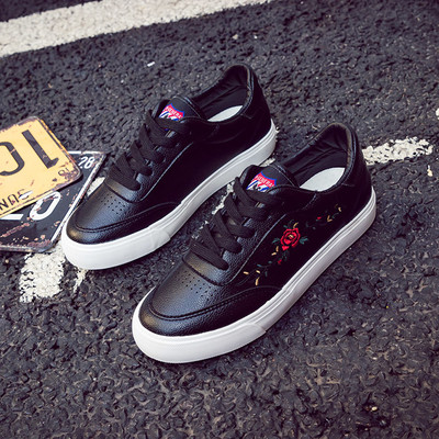 Есенни дамски кецове в бял и черен цвят с флорални елементи