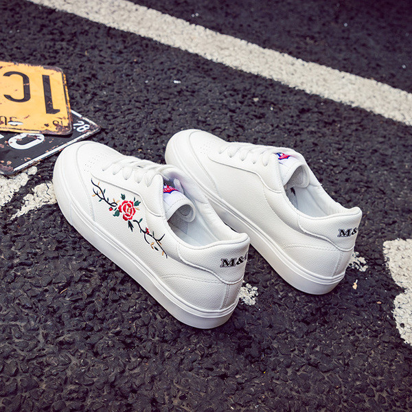 Есенни дамски кецове в бял и черен цвят с флорални елементи