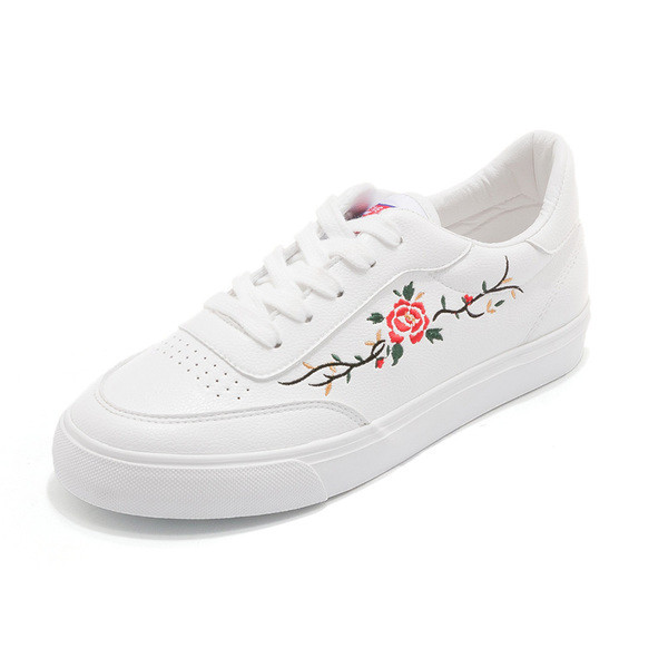 Есенни дамски кецове в бял и черен цвят с флорални елементи