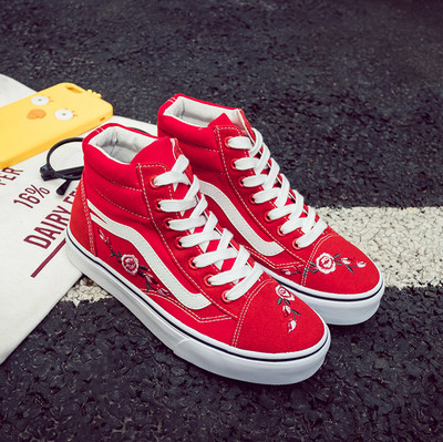 Ежедневни дамски кецове в черен и червен цвят с флорален мотив