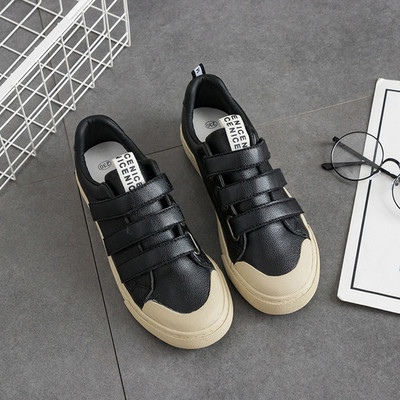 Есенни дамски кецове в черен и бял цвят с лепенки