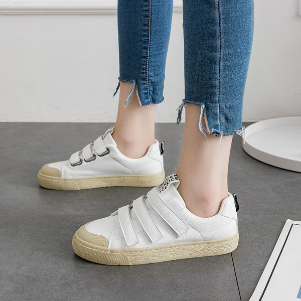 Есенни дамски кецове в черен и бял цвят с лепенки