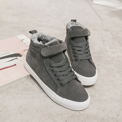 Дамски топли кецове в сив, черен и червен цвят с лепенки и връзки