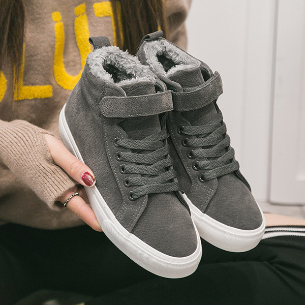 Дамски топли кецове в сив, черен и червен цвят с лепенки и връзки