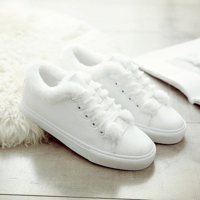 Дамски кецове с пухче в черен и бял цвят, подходящи за ежедневие