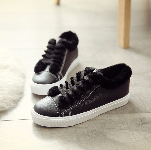 Дамски кецове с пухче в черен и бял цвят, подходящи за ежедневие