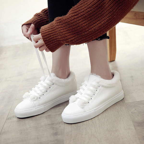 Дамски кецове с пухче в черен и бял цвят, подходящи за ежедневие