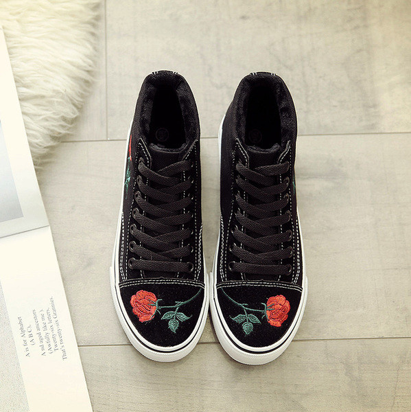 Стилни дамски кецове с флорална бродерия