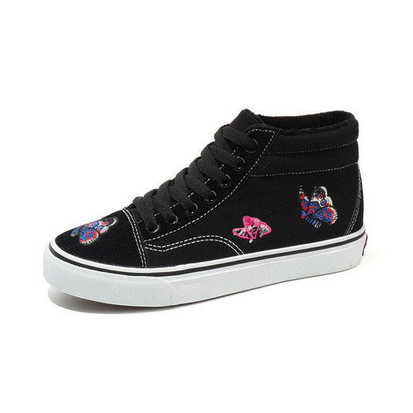 Стилни дамски кецове с флорална бродерия