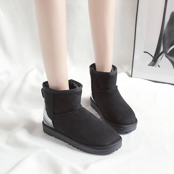 Топли дамски боти в три цвяа, подходящи за ежедневие