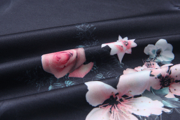 Есенна дамска рокля с дълъг ръкав и флорални мотиви