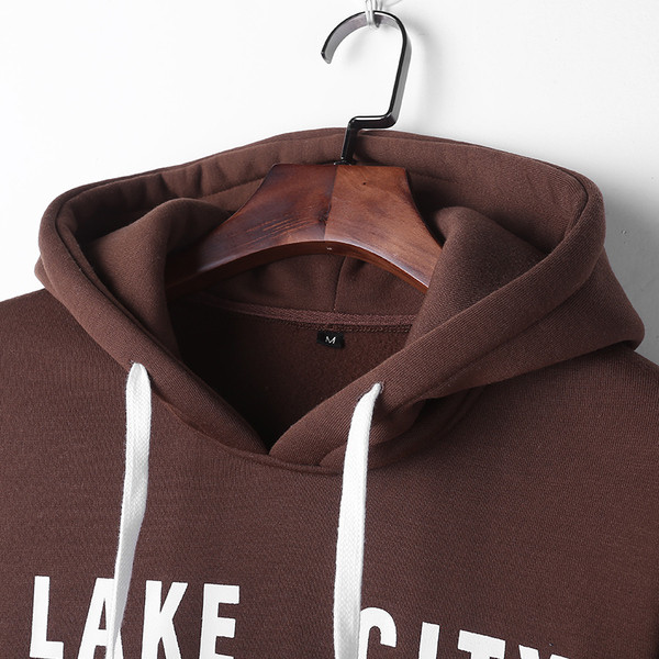 Плътен и удобен мъжки суичер тип анурак с качулка,надпис и шарен принт