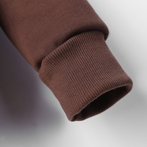 Плътен и удобен мъжки суичер тип анурак с качулка,надпис и шарен принт