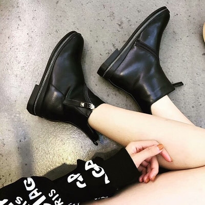 Γυναικείες  μπότες σε μαύρο χρώμα με επίπεδη σόλα και στρογγυλεμένες