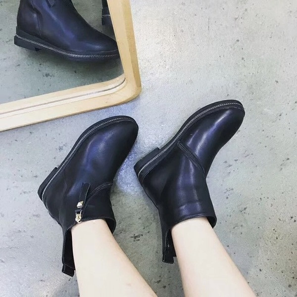 Дамски боти в черен цвят с равна подметка и заоблени