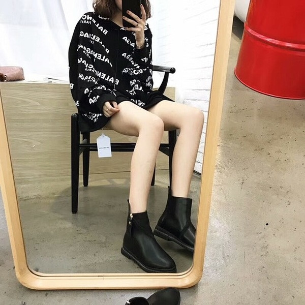 Дамски боти в черен цвят с равна подметка и заоблени