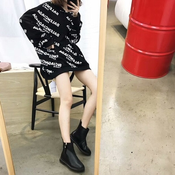 Дамски боти в черен цвят с равна подметка и заоблени