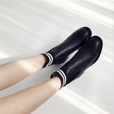 Стилни дамски боти с лек ток в черне цвят