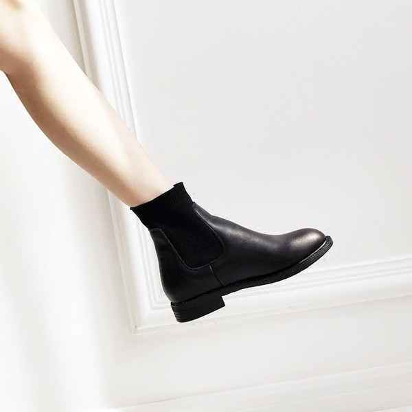 Стилни дамски боти с лек ток в черне цвят