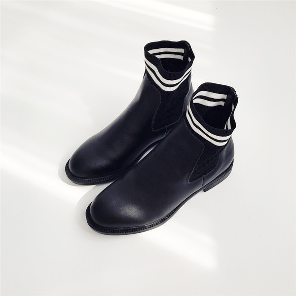 Стилни дамски боти с лек ток в черне цвят