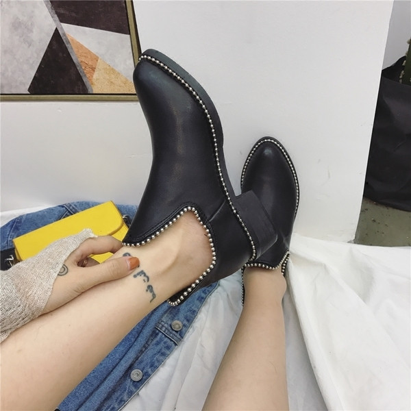 Стилни дамски боти с метална декорация