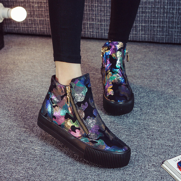 Κομψές γυναικείες μπότες σε δύο χρώματα