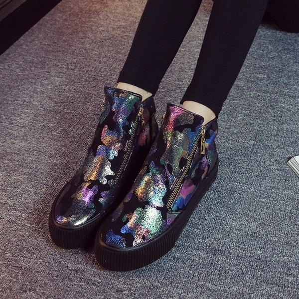 Κομψές γυναικείες μπότες σε δύο χρώματα