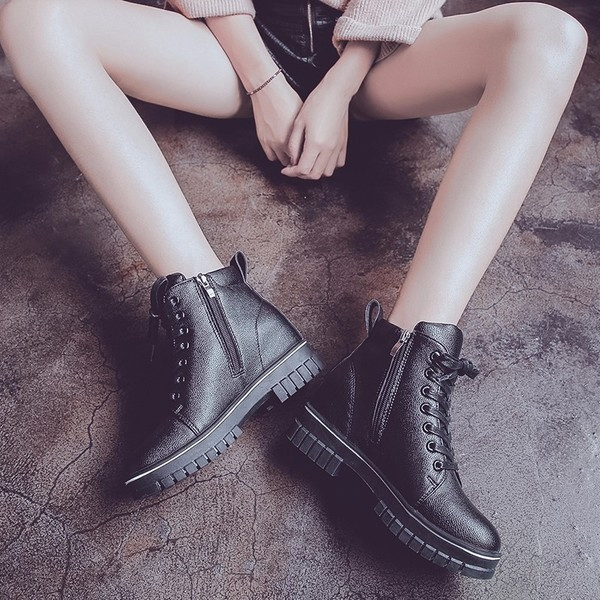 Κομψές γυναικείες μπότες με ελαφρύ τακούνι και με σκληρή σόλα