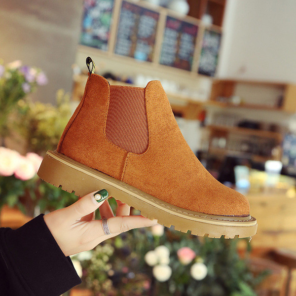 Γυναικείες μπότες με ανθεκτική σόλα από τεχνητό σουέτ