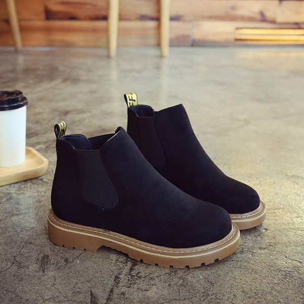 Γυναικείες μπότες με ανθεκτική σόλα από τεχνητό σουέτ