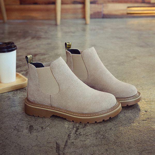 Γυναικείες μπότες με ανθεκτική σόλα από τεχνητό σουέτ