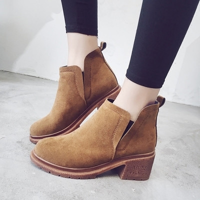 Κομψές γυναικείες μπότες με χοντρό τακούνι κατάλληλες για την καθημερινή ζωή