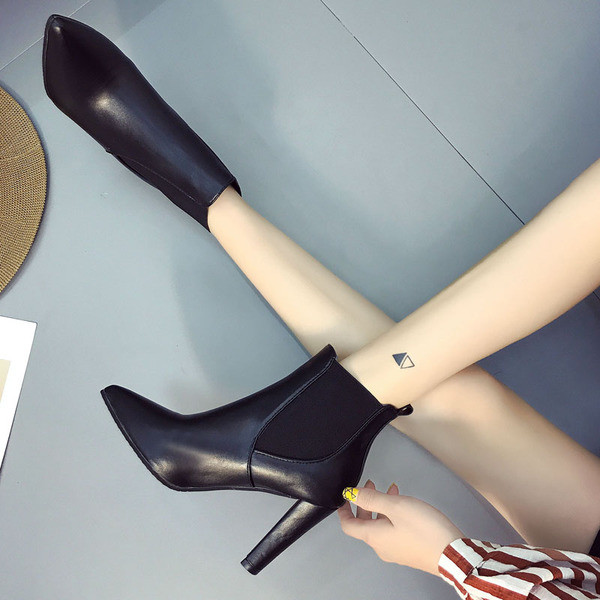 Κομψές  γυναικείες μπότες με  ψηλό τακούνι - ματ και βελούδο