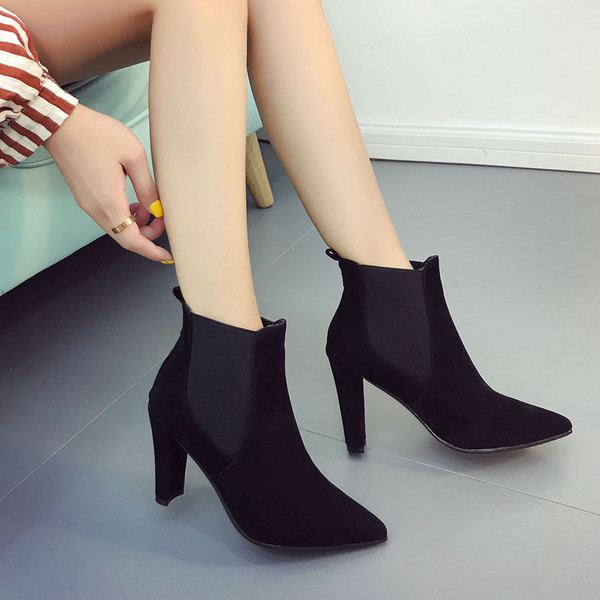 Κομψές  γυναικείες μπότες με  ψηλό τακούνι - ματ και βελούδο