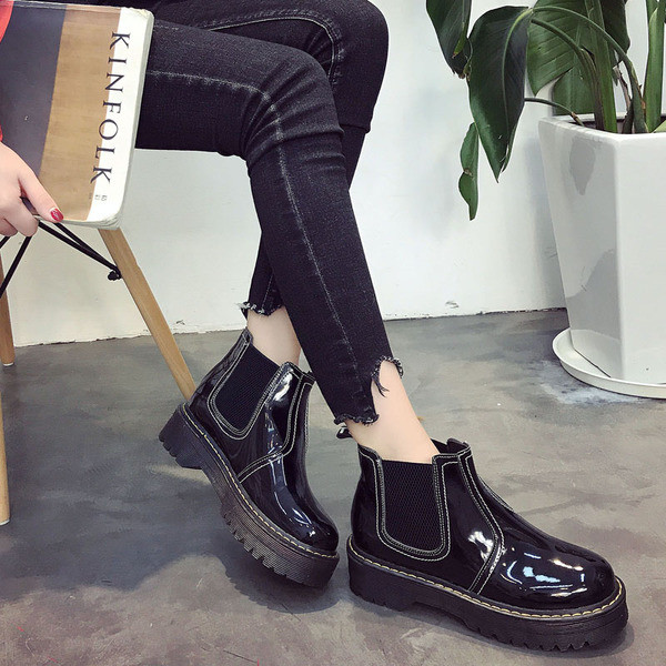 Устойчиви дамски боти в два модела