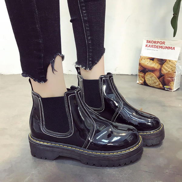 Устойчиви дамски боти в два модела