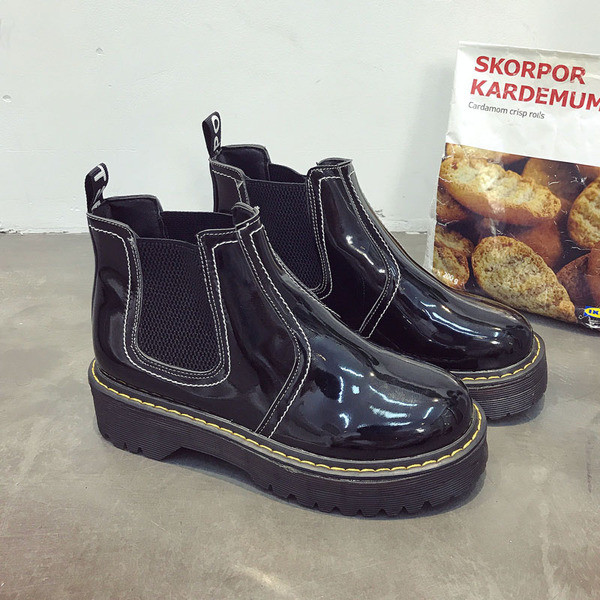 Устойчиви дамски боти в два модела