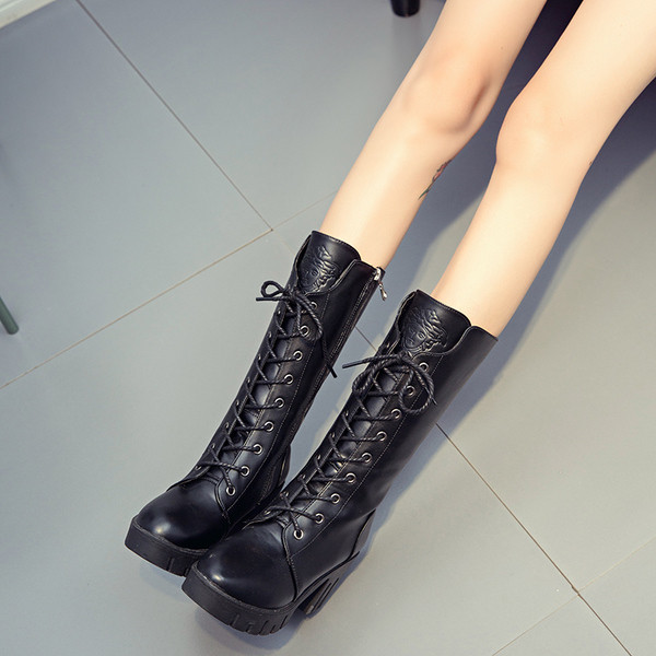 Κομψές γυναικείες μπότες με ανθεκτική σόλα