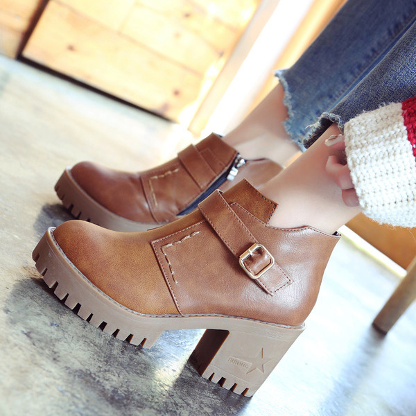 Κομψές γυναικέιες  μπότες με τακά