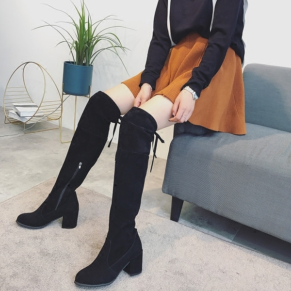 Κομψές γυναικέιες μπότες από  τεχνητό βελούδο