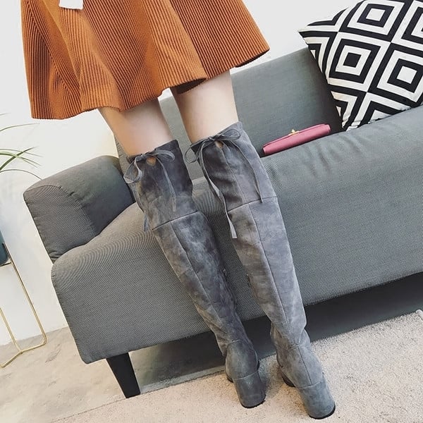 Κομψές γυναικέιες μπότες από  τεχνητό βελούδο