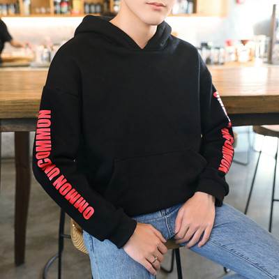 Άνετο casual αντρικό φούτερ με κουκούλα και επιγραφές στα μανίκια