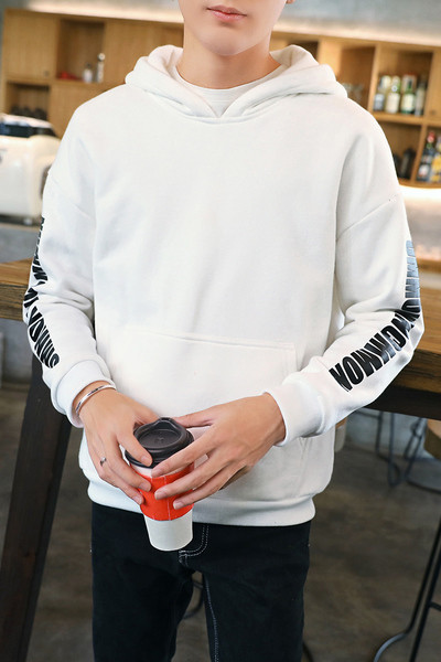 Άνετο casual αντρικό φούτερ  με κουκούλα και επιγραφές στα μανίκια