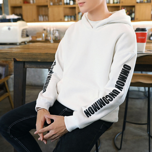 Άνετο casual αντρικό φούτερ  με κουκούλα και επιγραφές στα μανίκια