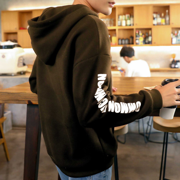 Άνετο casual αντρικό φούτερ  με κουκούλα και επιγραφές στα μανίκια